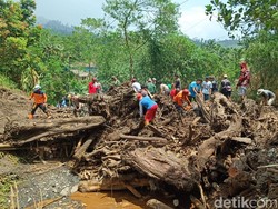 Banjir Bandang di Sangkanayu Purbalingga Bawa Kayu Gelondongan
