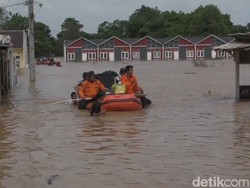 Air Setinggi Dada, Aktivitas Warga Ciasem Masih Lumpuh Akibat Banjir
