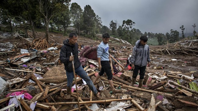 Berdasarkan data awal, ada 84 orang yang dilaporkan tertimbun longsor di Kampung Pasir Kuning, Desa Pasirlangu, Kecamatan Cisarua, Kabupaten Bandung Barat.