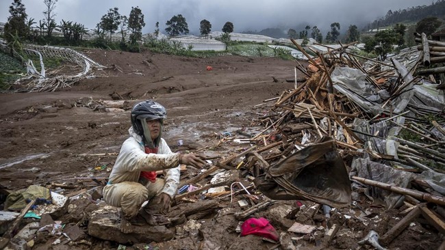 Wamendagri Bima Arya mengungkapkan Presiden Prabowo Subianto meminta operasi pencarian korban longsor di Kec. Cisarua, Kab. Bandung Barat, segera dipercepat.