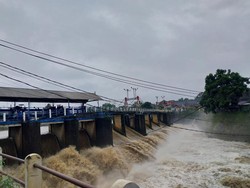 Hujan Sejak Pagi, Tinggi Air Bendung Katulampa Masih Siaga 4