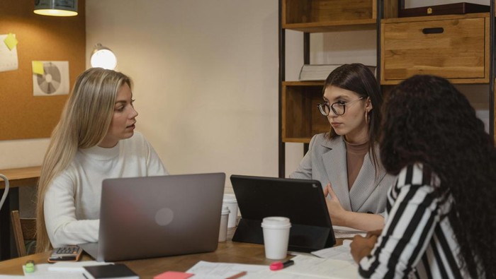 Berpikir keuangan jangka panjang. Mereka punya perencanaan finansial hingga beberapa tahun ke depan.