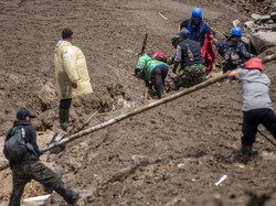 Cuaca Buruk Hambat Evakuasi Korban Longsor Cisarua Bandung Barat