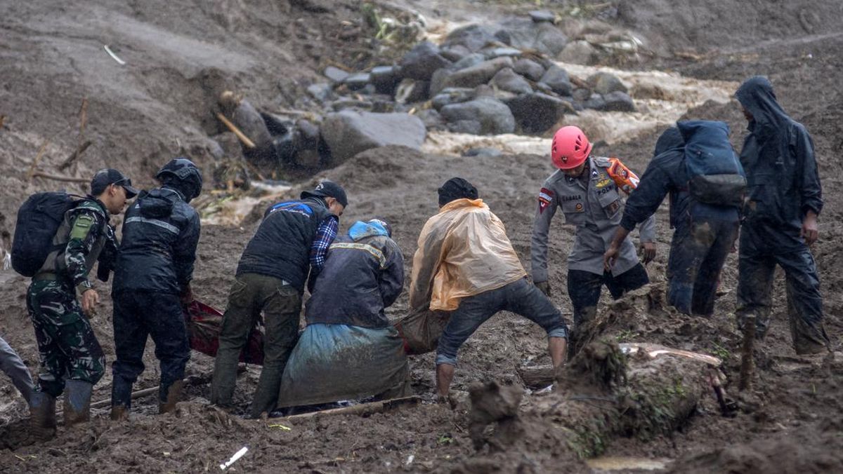 FOTO: Evakuasi Korban Bencana Tanah Longsor di Cisarua