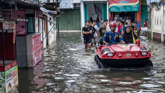 Badan Penanggulangan Bencana Daerah (BPBD) DKI Jakarta mencatat 19 RT serta satu ruas jalan di Jakarta masih tergenang banjir pada Minggu (25/1) pagi.