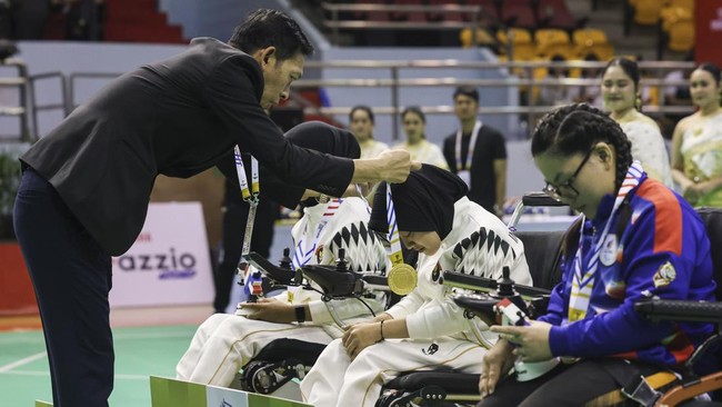 Atlet boccia NPC Indonesia Gischa Zayana (tengah) mengikuti upacara penghargaan pemenang   dalam pertandingan boccia BC2 putri ASEAN Para Games 2025 di  80th Birthday Anniversary Commemorative Stadium di Nakhon Rachatsima, Thailand, Jumat (23/1/2026)