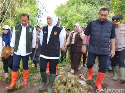 Gubernur Khofifah Tinjau Banjir Situbondo, Janji Keruk Sungai