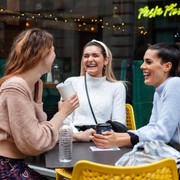 4 Hal tentang Hubunganmu yang Nggak Perlu Diceritain ke Teman