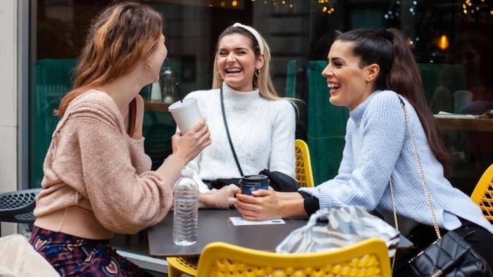 4 Hal tentang Hubunganmu yang Nggak Perlu Diceritain ke Teman