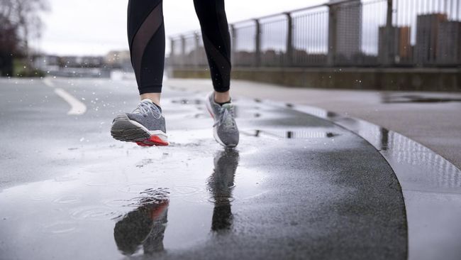 Ini Tips Mudah Keringkan Sepatu yang Basah Gegara Hujan dan Banjir