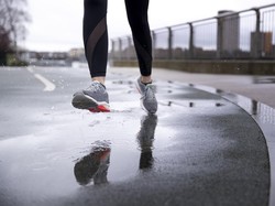 Ini Tips Mudah Keringkan Sepatu yang Basah Gegara Hujan dan Banjir