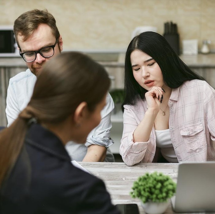 Dengan kalimat “Kamu terlalu berlebihan” yang diucapkan oleh orang manipulatif, hal ini dimaksudkan untuk membuat kamu merasa terbebani dengan emosi yang dirasakan.