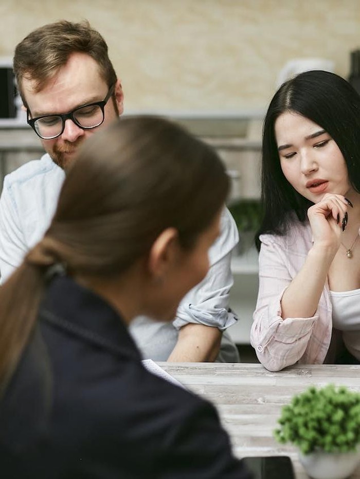 Dengan kalimat “Kamu terlalu berlebihan” yang diucapkan oleh orang manipulatif, hal ini dimaksudkan untuk membuat kamu merasa terbebani dengan emosi yang dirasakan.