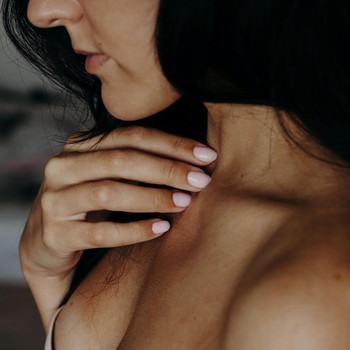 Sederet Kebiasaan yang Bisa Bikin Kulit Leher Kendur di Usia 40-an