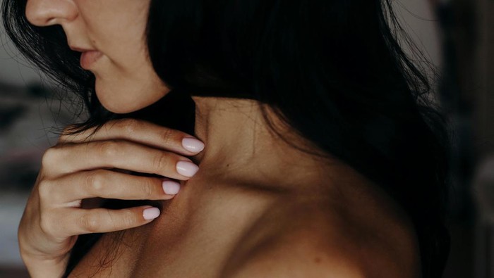 Sederet Kebiasaan yang Bisa Bikin Kulit Leher Kendur di Usia 40-an