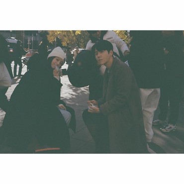 Terungkap, 7 Momen Kebersamaan Kim Seon Ho & Go Youn Jung di Belakang Kamera