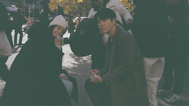 Terungkap, 7 Momen Kebersamaan Kim Seon Ho dan Go Youn Jung di Belakang Kamera