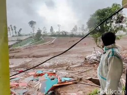 Detik-detik Longsor Menyapu 30 Rumah di Cisarua Bandung Barat
