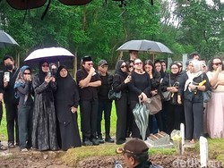 Video: Kesedihan Reza Arap di Pemakaman Lula Lahfah