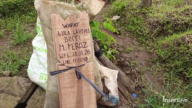 7 Momen Pemakaman Lula Lahfah Diiringi Isak Tangis Keluarga dan Sahabat