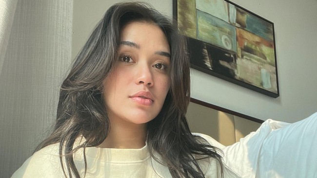 Manajer selebgram Lula Lahfah, Adita Baskara, hadir untuk klarifikasi di Polres Jaksel terkait kematian Lula. Polisi telah periksa enam saksi.