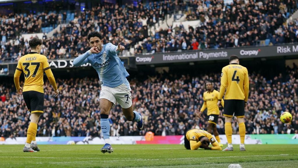 Hasil Liga Inggris: Hajar Wolves 2-0, Man City Beri Tekanan ke Arsenal