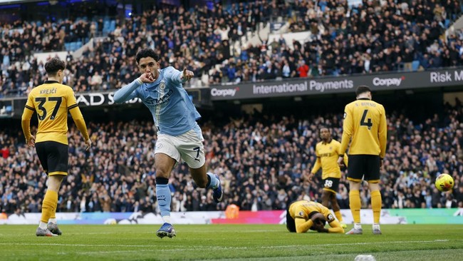 Manchester City mengalahkan Wolverhampton 2-0 di Liga Inggris. Kemenangan ini menambah tekanan pada Arsenal yang berada di puncak klasemen.