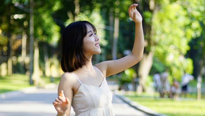 Tidak melindungi kulit dari sinar matahari. Paparan sinar UV dapat merusak kulit.