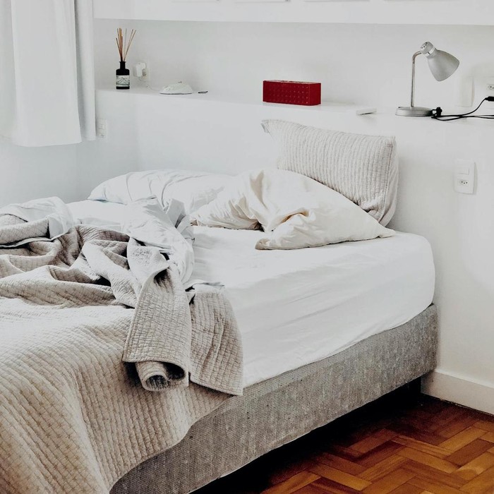 Kesalahan penataan tata letak perabot kamar tidur yang paling sering terjadi adalah menaruh tempat tidur di posisi yang salah