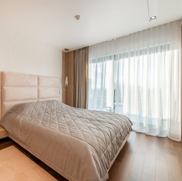 Pencahayaan dan sirkulasi udara yang buruk adalah kesalahan penataan tata letak perabot kamar tidur yang sering diabaikan.