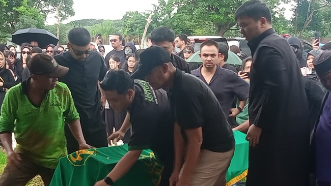 Polisi ungkap aktivitas selebgram Lula Lahfah sebelum meninggal. Rekaman CCTV menunjukkan pertemuan dengan teman dan aktivitas di kafe. Tidak ada unsur pidana.