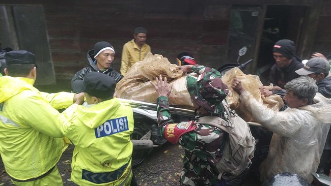 Bupati Kabupaten Bandung Barat Jeje Ritchie Ismail menetapkan status darurat bencana menyusul longsor yang menewaskan warga.