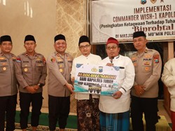 Mengabdi 18 Tahun, Takmir Masjid Diganjar Umrah Gratis Kapolres Tuban
