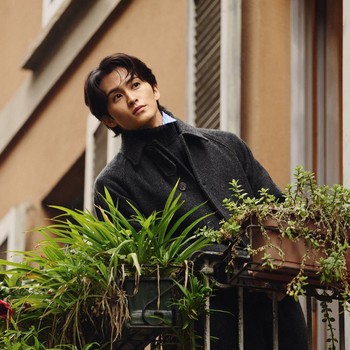 5 Potret Mark NCT Hadiri Presentasi Ralph Lauren Fall 2026 di Milan Fashion Week