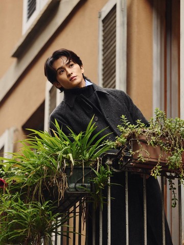 5 Potret Mark NCT Hadiri Presentasi Ralph Lauren Fall 2026 di Milan Fashion Week