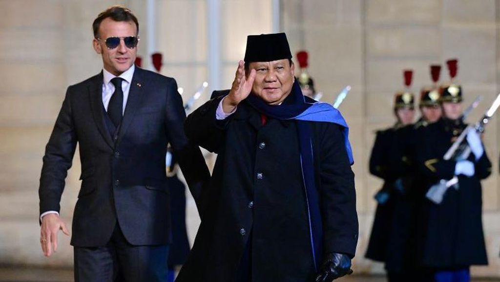 Prabowo Dijamu Macron di Istana Elysee, Disambut Pasukan Kehormatan