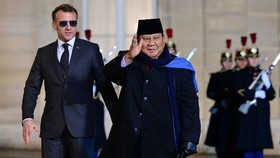 Prabowo Dijamu Macron di Istana Elysee, Disambut Pasukan Kehormatan