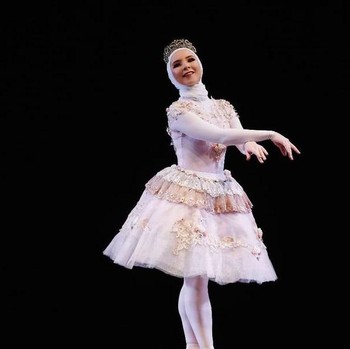 Profil Stephanie Kurlow, Balerina Berhijab Pertama yang Menginspirasi Dunia