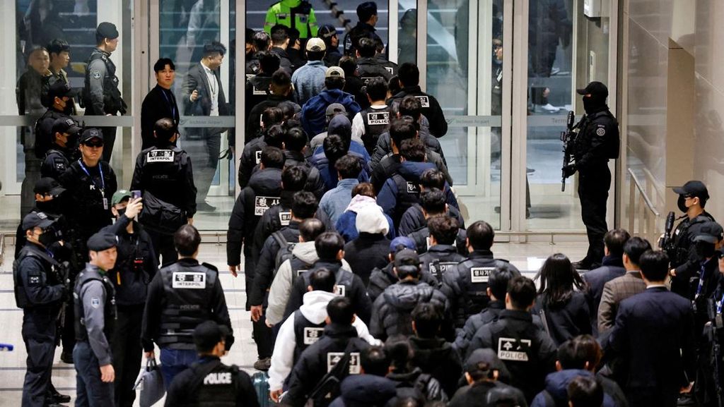 FOTO: 73 Tersangka Penipuan Dipulangkan Paksa dari Kamboja ke Korsel