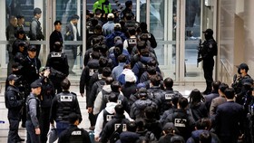 FOTO: 73 Tersangka Penipuan Dipulangkan Paksa dari Kamboja ke Korsel