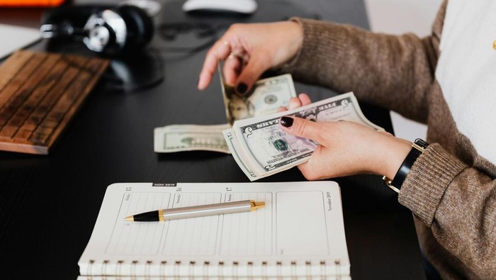 Punya kesadaran finansial yang baik. Mereka akan belajar tentang keuangan.