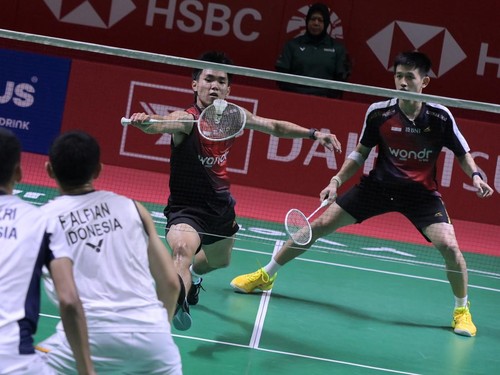 Pebulu tangkis ganda putra Indonesia Raymond Indra (kanan) dan Nikolaus Joaquin (kedua kanan) mengembalikan kok ke arah pebulu tangkis ganda putra Indonesia Fajar Alfian dan Muhammad Shohibul Fikri pada babak delapan besar Daihatsu Indonesia Masters