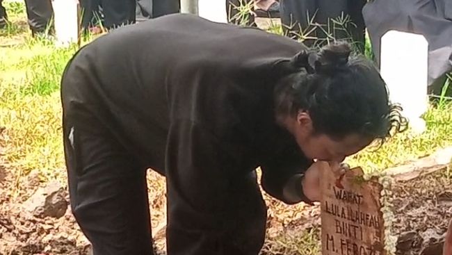 Reza Arap melepas kepergian Lula Lahfah yang meninggal pada Jumat (23/1) dan dimakamkan pada Sabtu (24/1).