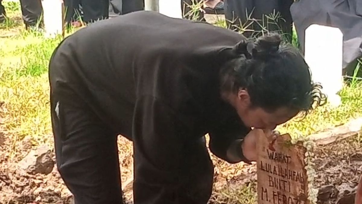 Lepas Kepergian Kekasih, Reza Arap Cium Nisan Lula Lahfah