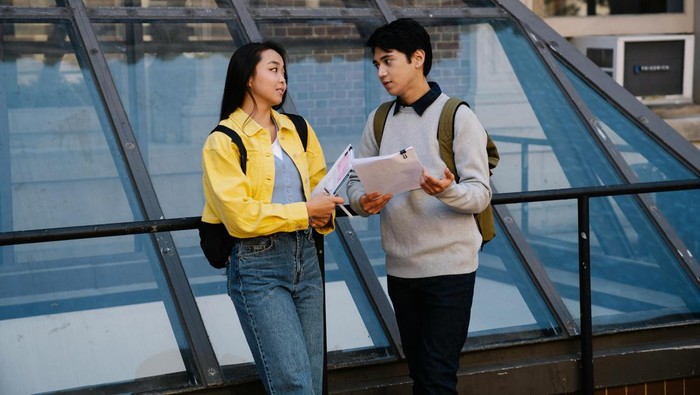 Kalimat  “Sejujurnya, aku nggak tahu mengapa orang-orang mengagumiku”. Kalimat ini terkesan rendah hati.