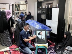 Suasana Rumah Duka Farhan Gunawan Kopilot Pesawat ATR 42-500 di Makassar