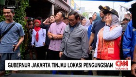 VIDEO: Gubernur Jakarta Tinjau Lokasi Pengungsian Banjir