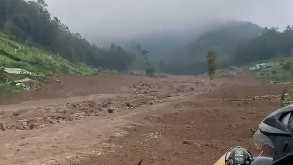 Penampakan Longsor di Cisarua Bandung Barat, 30 Rumah Terdampak