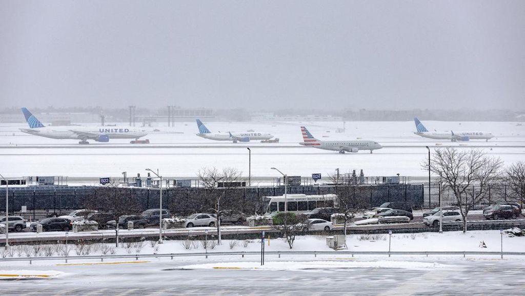 8.000 Penerbangan Dibatalkan Imbas Badai Salju Ekstrem di AS