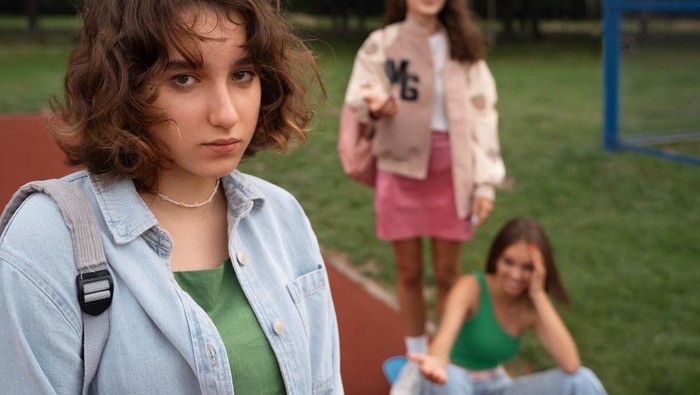 6 Ciri Orang yang Pura-Pura Setuju tapi Suka Ngomongin di Belakang